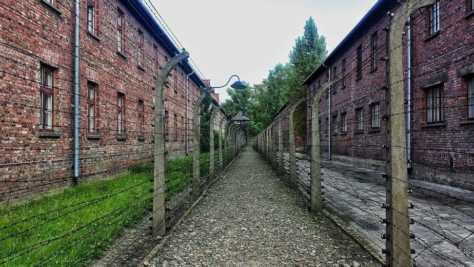 Obóz koncentracyjny, druty kolczaste.