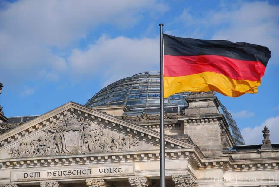 Flaga Niemiec powiewająca nad Reichstagiem.
