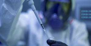 Turcja: Chciał otruć szefa śliną z koronawirusem. Poszukuje go policja