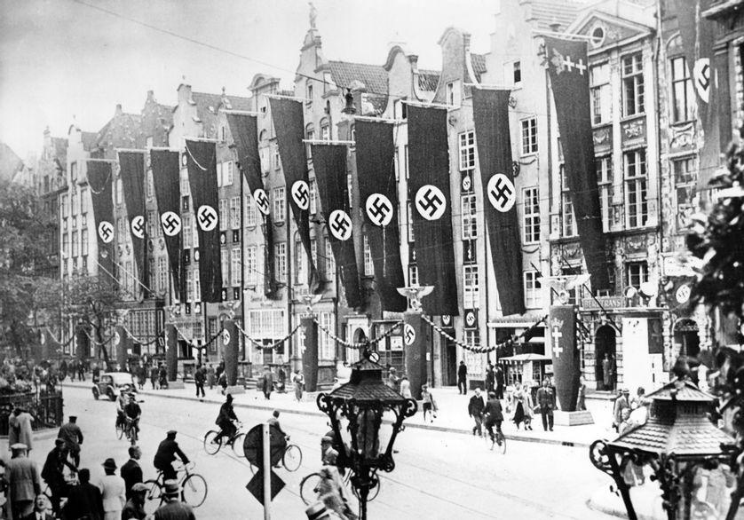 Gdańsk, 1939, flagi nazistowskie na budynkach.