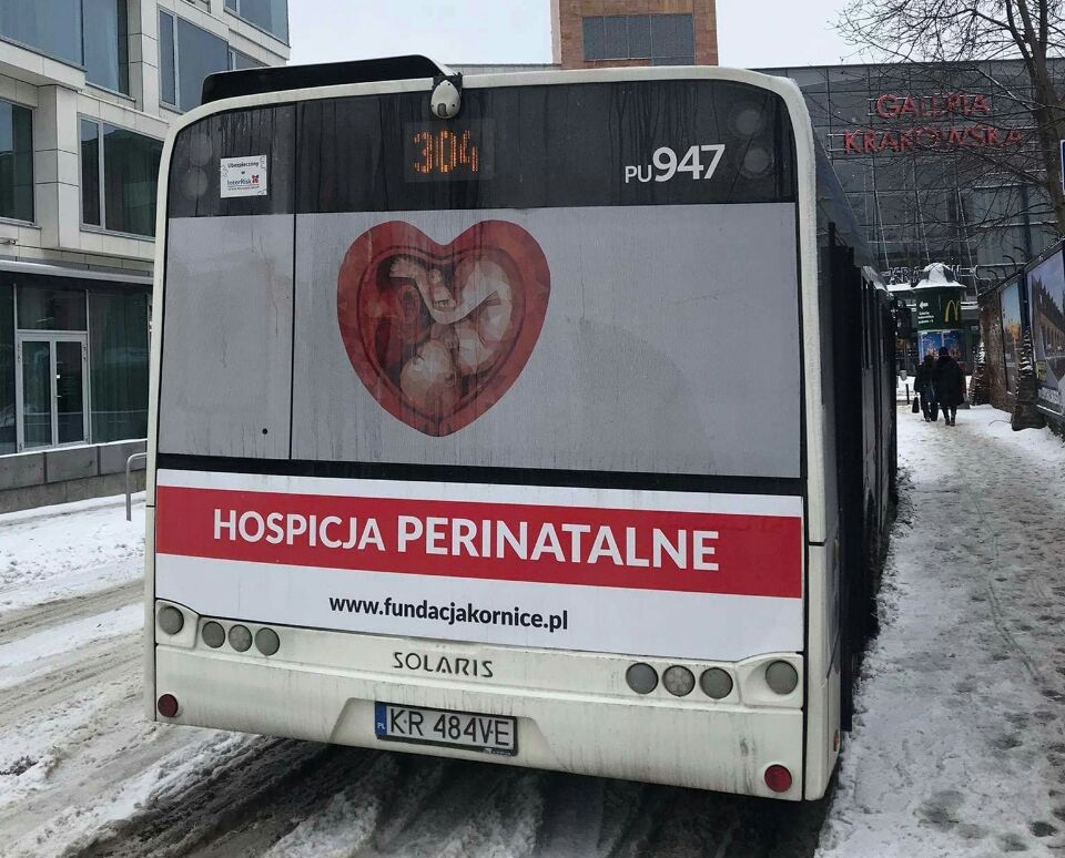 Reklama hospicjów perinatalnych na jednym z krakowskich autobusów.