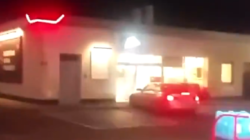 Niebezpieczne zachowanie kobiety. Policjanci oddali strzały na stacji paliw!