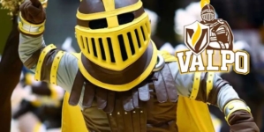 Chrześcijańska szkoła zmienia maskotkę, Krzyżowiec „politycznie niepoprawny”: „Reprezentuje wojnę, przemoc i rasizm”