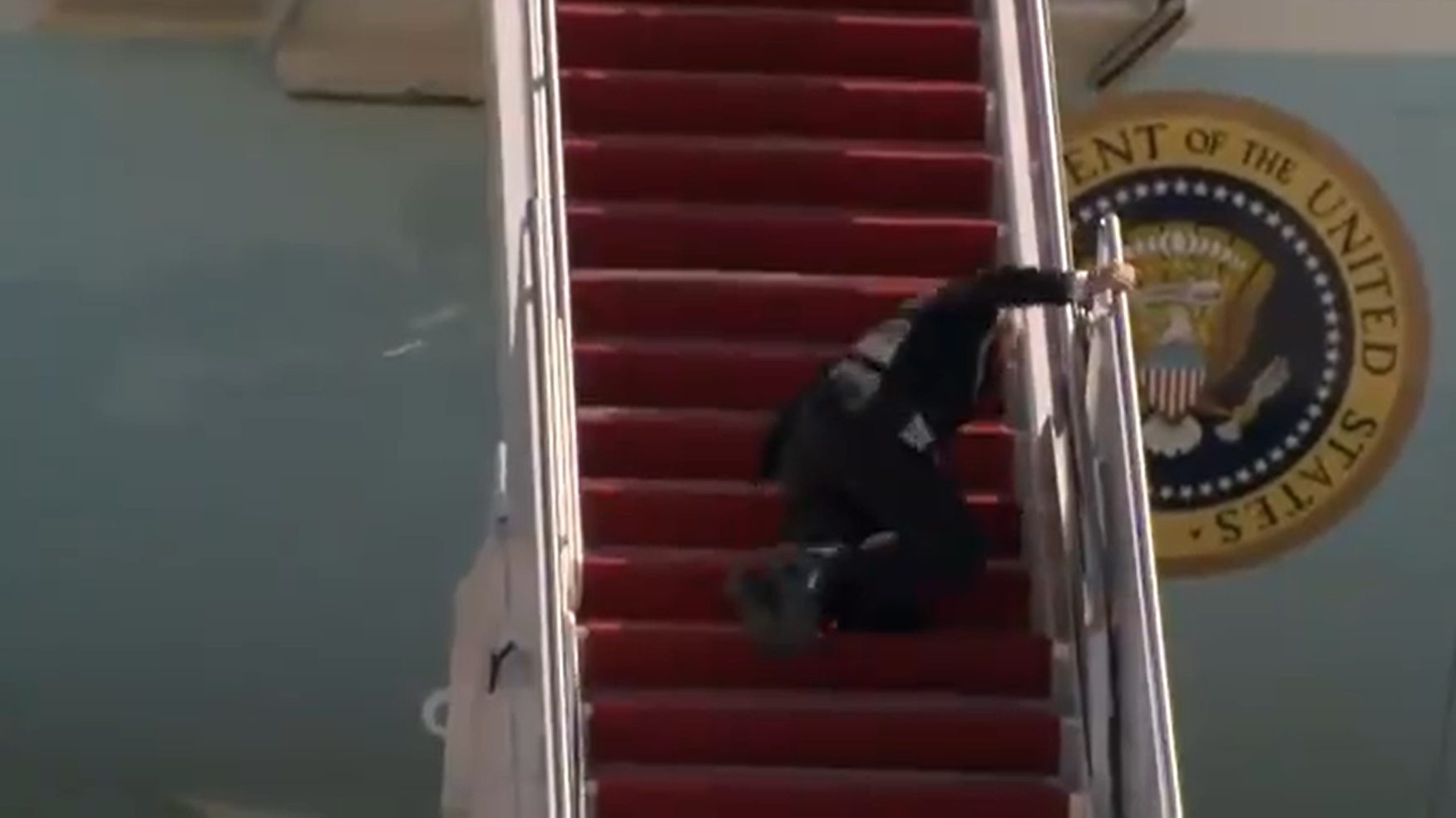 Joe Biden upada na schodach.