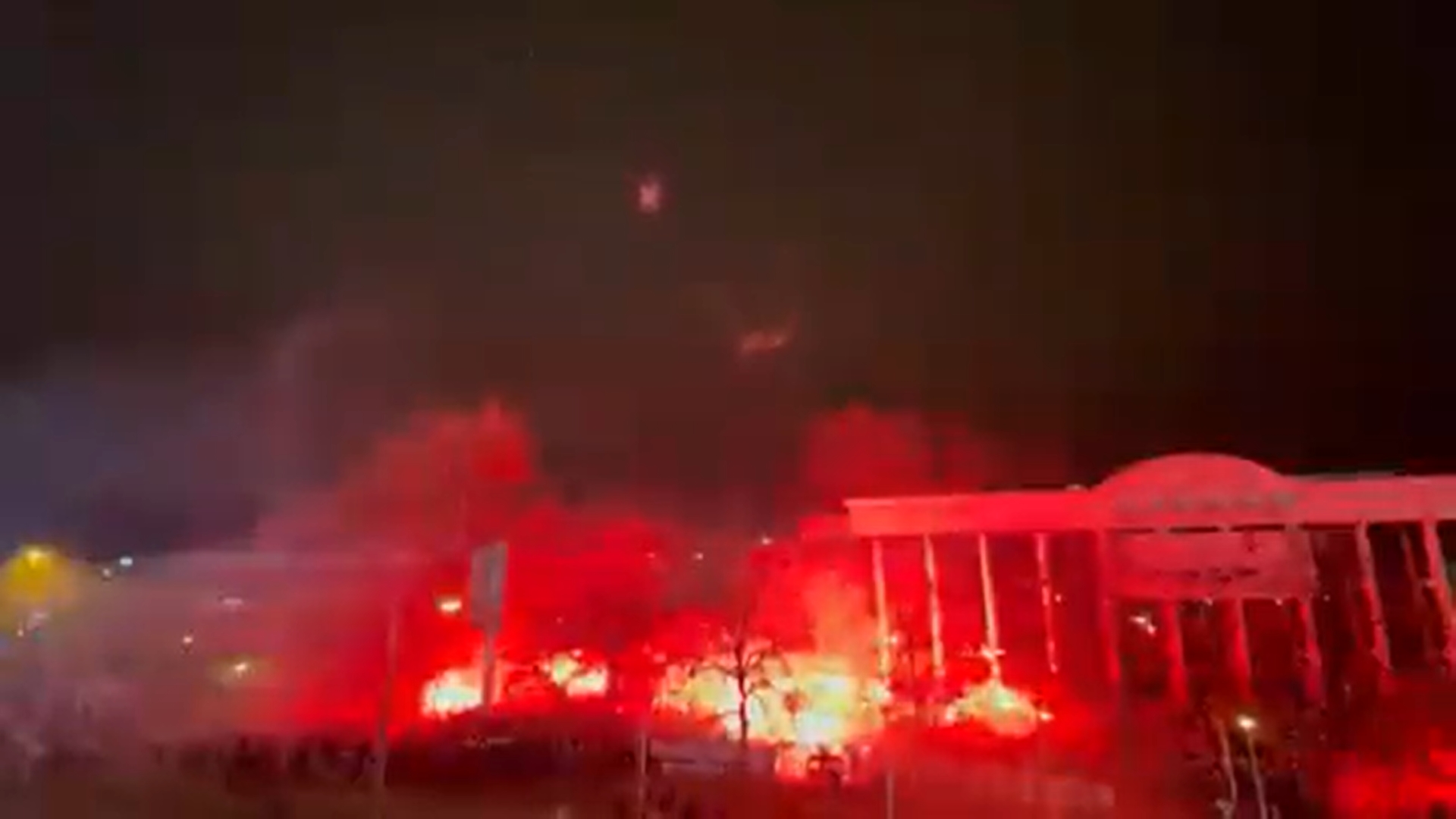 Kibice Legii pod stadionem drużyny w Warszawie.