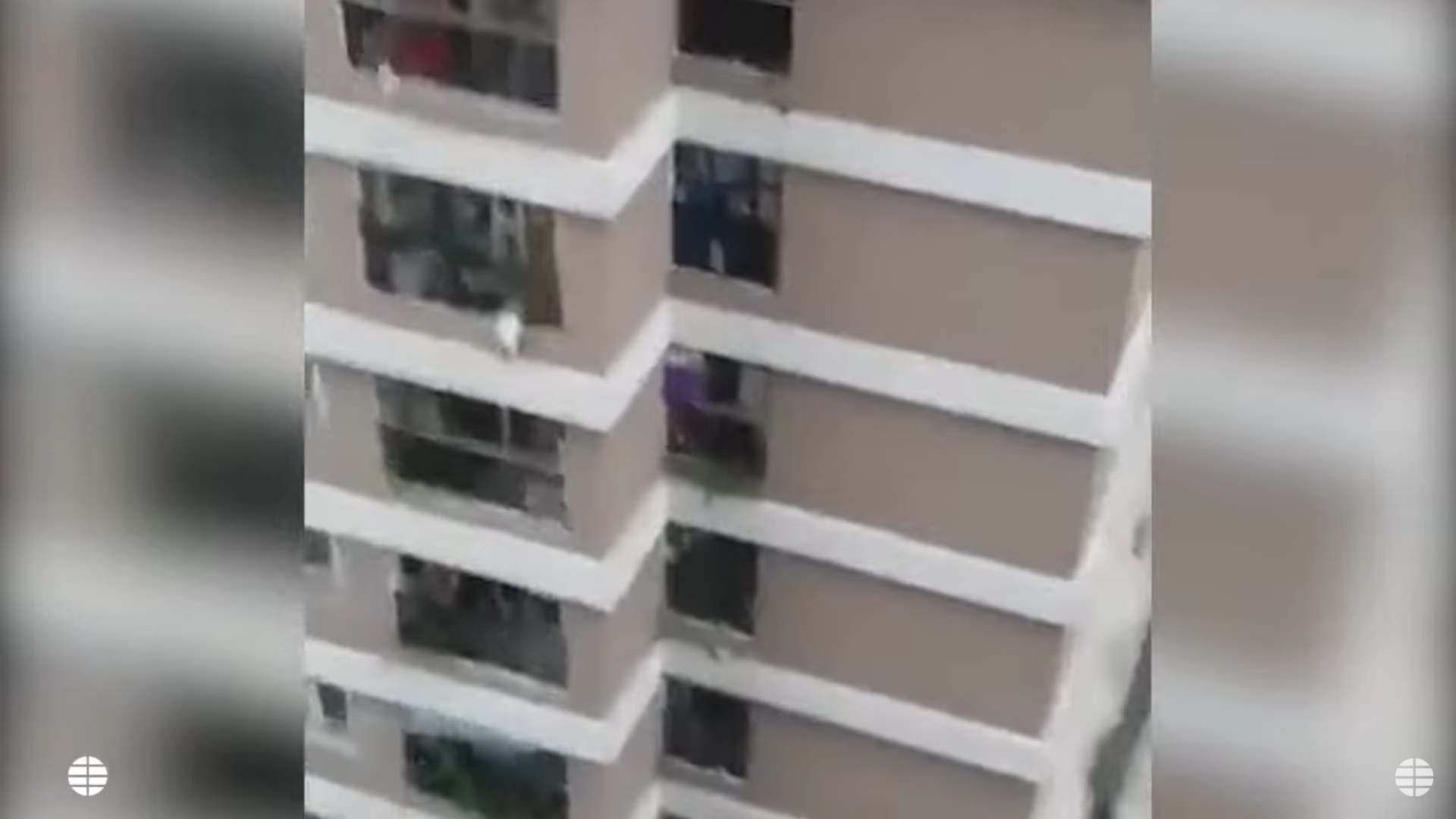 Dziewczynka wypadła z balkonu z 12. piętra w Hanoi w Wietnamie.