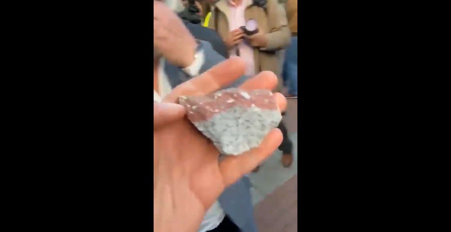 Lewicowi aktywiści obrzucili prawicową manifestację kamieniami.