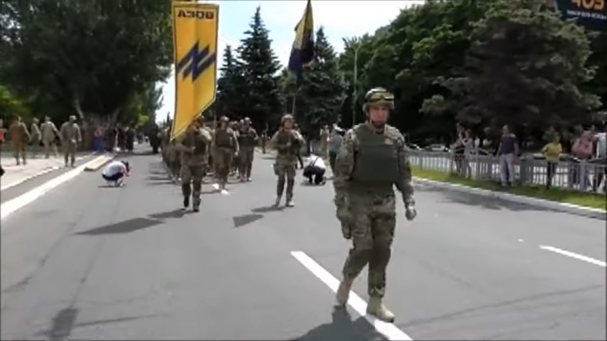 Parada wojskowa pułku Azow w Mariupolu, 12 czerwca 2016 r.