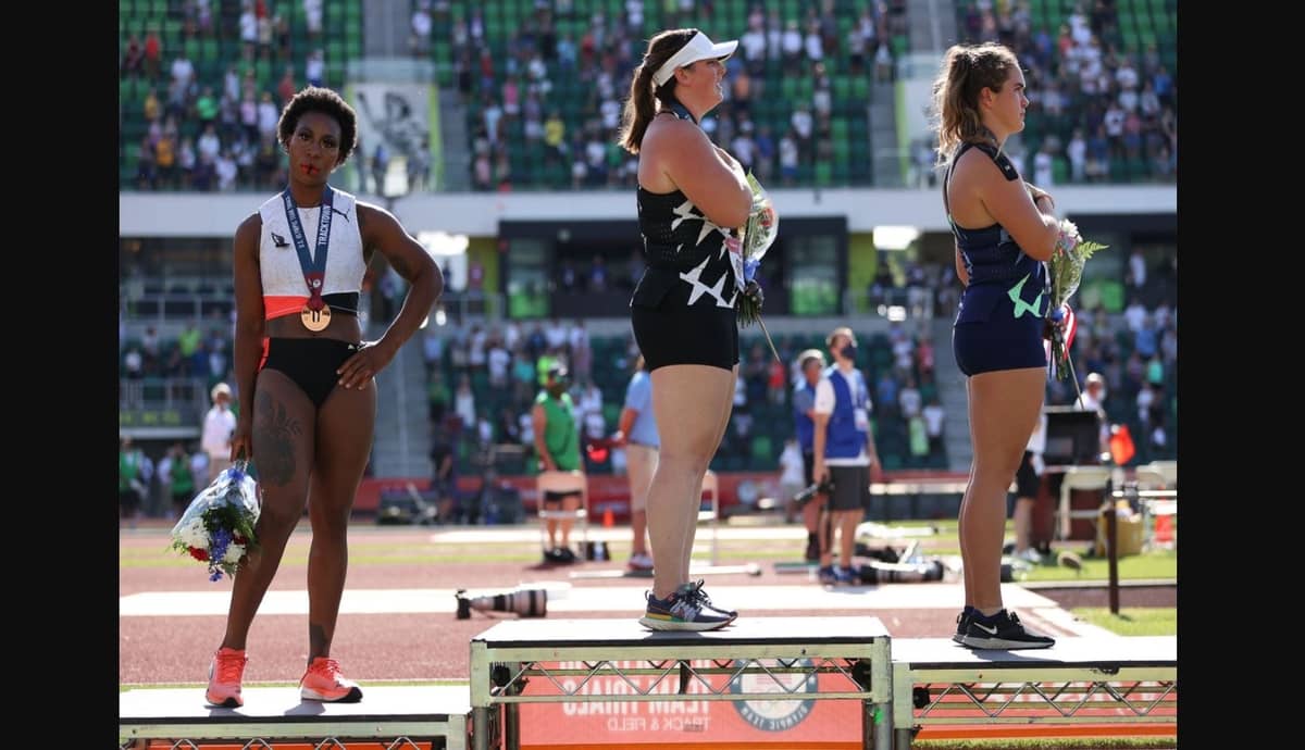 Gwen Berry wraz z pozostałymi medalistkami na podium w czasie eliminacji.