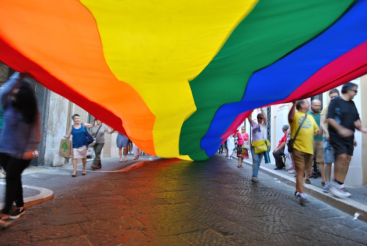 Flaga LGBT na ulicy Włoch.