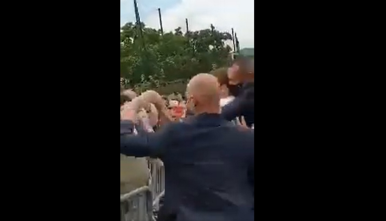 Prezydent Macron uderzony w twarz podczas spotkania na południu Francji.