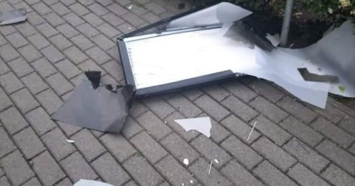 Rozbity telewizor na chodniku w Kościanie.