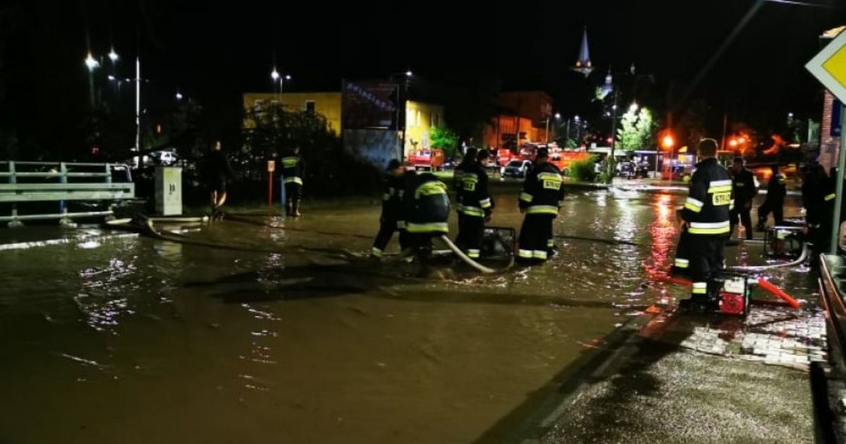 Strażacy interweniujący w zalanych Działoszycach w Świętokrzyskiem.