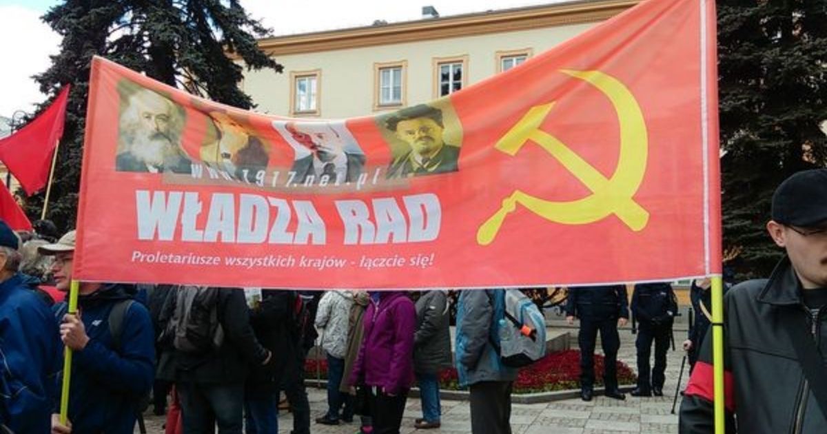 Uczestnicy demonstracji pierwszomajowej na rondzie de Gaulle'a w Warszawie.