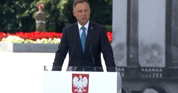 Prezydent Duda na placu Piłsudskiego w Warszawie.
