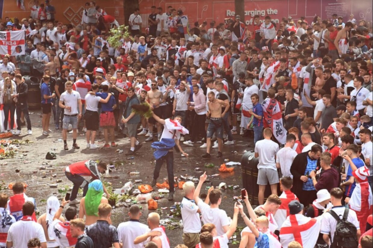 Anglicy zdemolowali plac Leicester Square tuż przed finałem EURO 2020