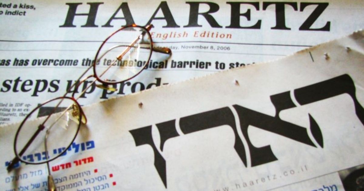 Wydania gazety Haarec w językach: angielskim i hebrajskim.