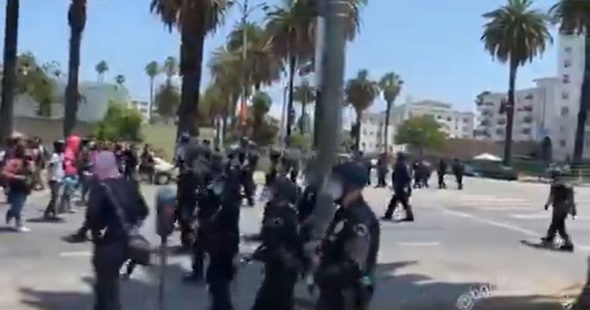 Policja starła się z Antifą w Los Angeles.