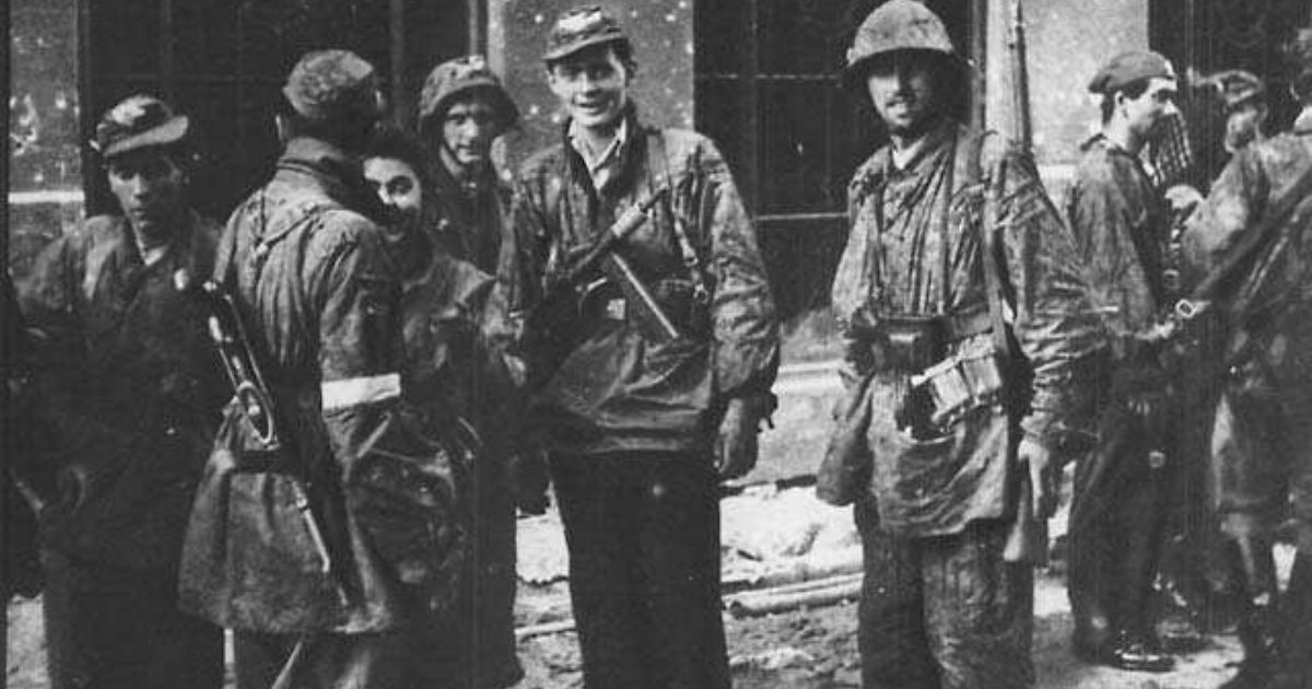 Powstanie Warszawskie: Kompania "Maciek" batalionu "Zośka" po przejściu kanałami do Śródmieścia, na ulicę Warecką, dnia 2.IX.1944.