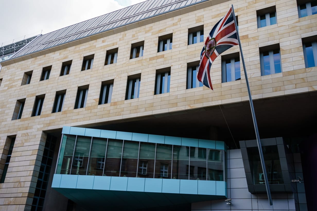 Pracownik brytyjskiej ambasady zatrzymany za szpiegostwo
