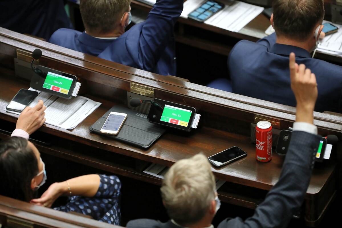 Posłowie podczas posiedzenia Sejmu.