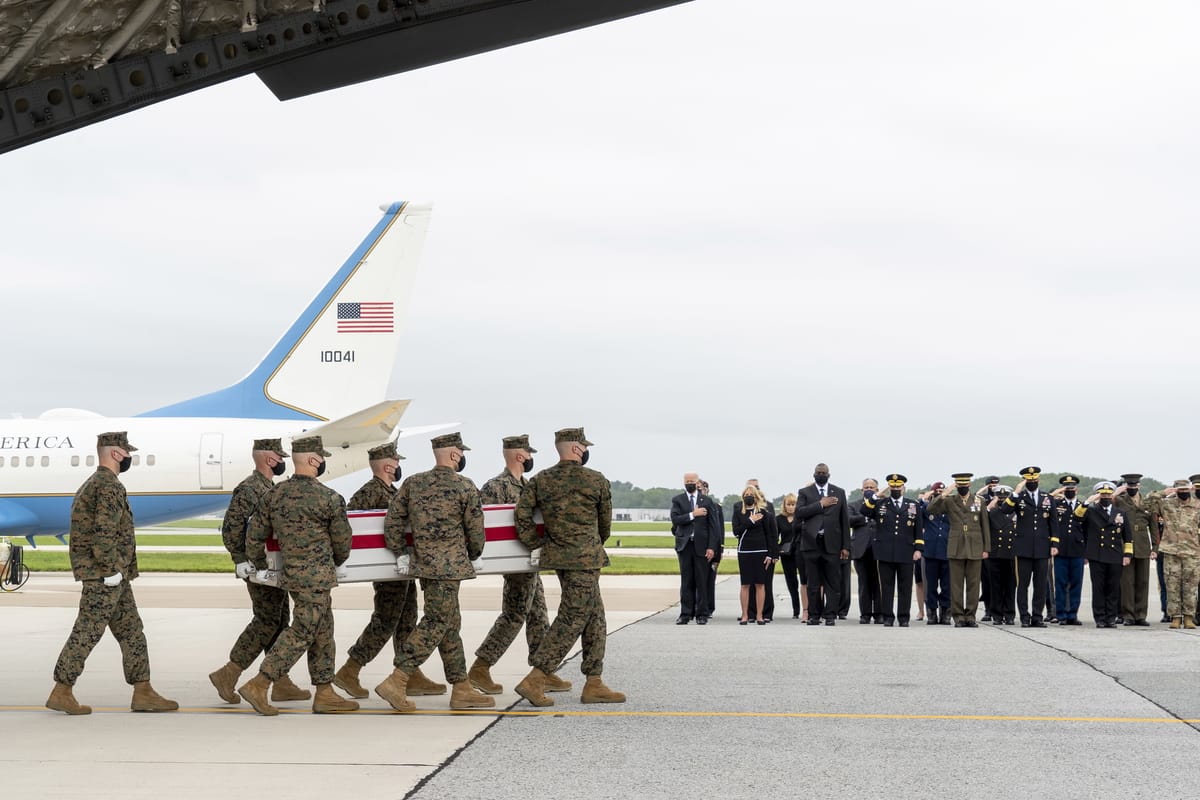 Trumny z ciałami amerykańskich żołnierzy wracają do kraju