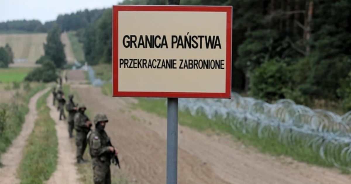 Pas drogi granicznej na polsko-białoruskiej granicy w Kopczanach.