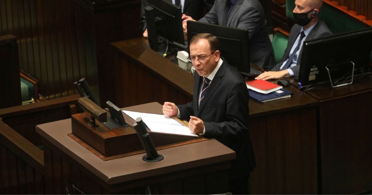Minister spraw wewnętrznych i administracji Mariusz Kamiński (na mównicy) na sali plenarnej Sejmu.
