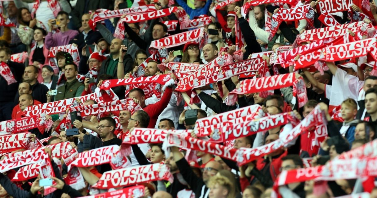 Kibice piłkarskiej reprezentacji Polski podczas meczu eliminacyjnego do mistrzostw świata 2022 z Albanią, na stadionie "PGE Narodowy",