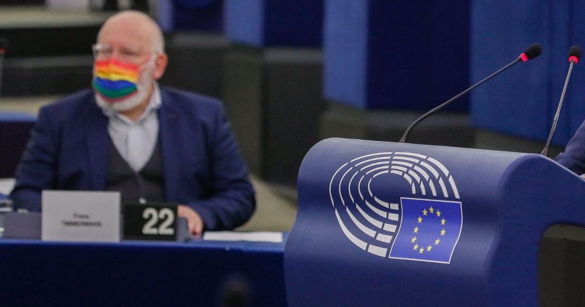 Frans Timmermans podczas debaty w Parlamencie Europejskim.