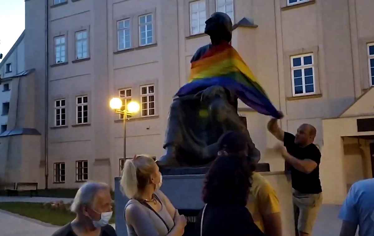 Zerwanie flagi LGBT