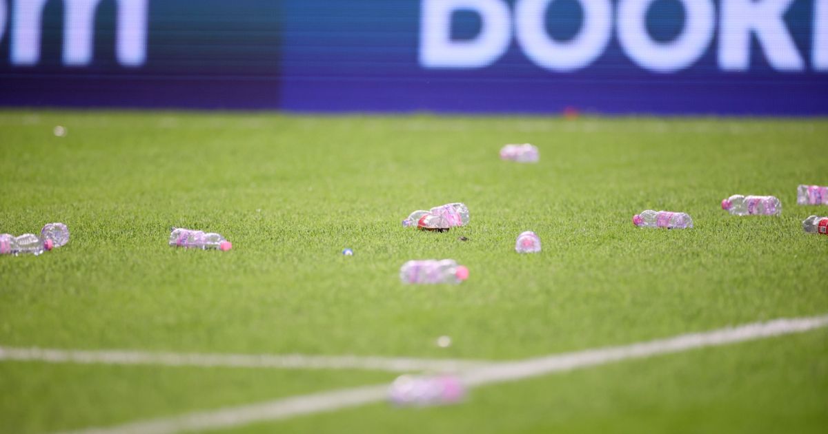 Plastikowe butelki rzucone na boisko w Tiranie.