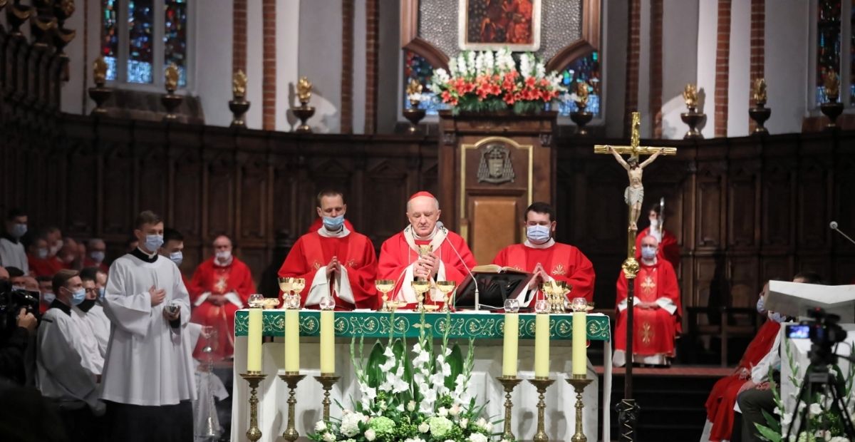 Warszawski biskup pomocniczy zacheca LGBT do rozmów synodalnych