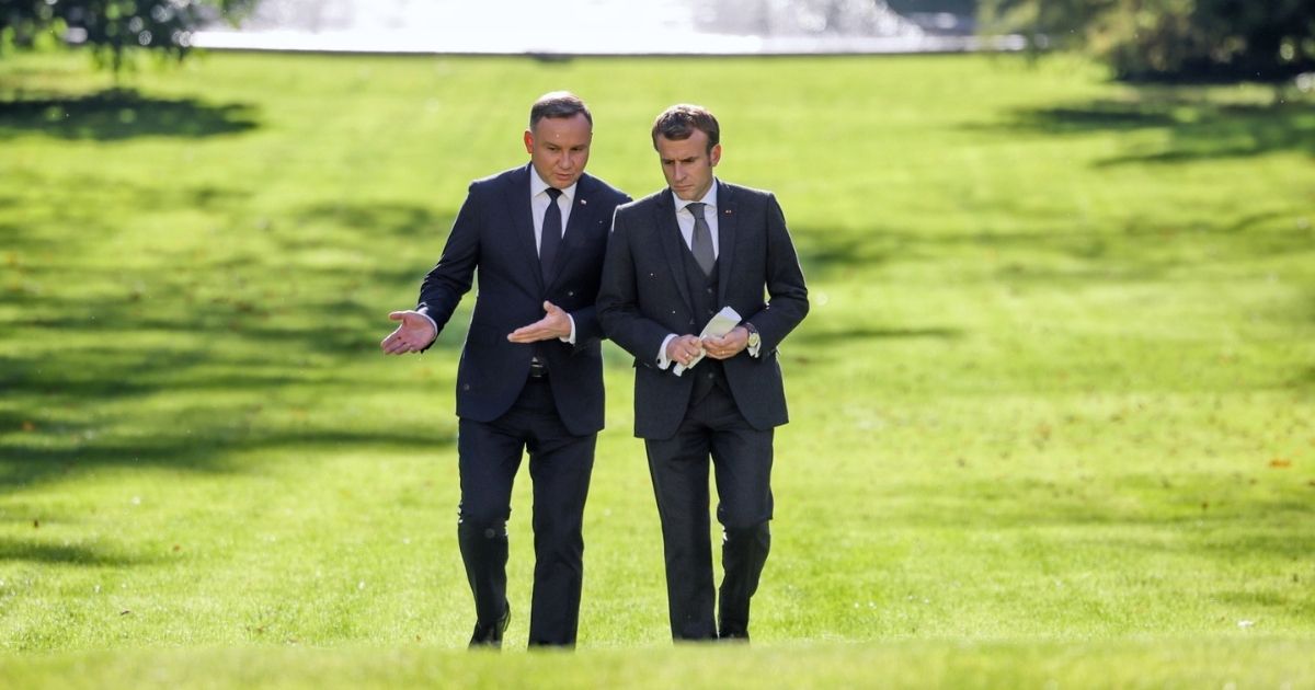 Prezydenci: Andrzej Duda i Emmanuel Macron podczas rozmowy w ogrodach Pałacu Elizejskiego w Paryżu.