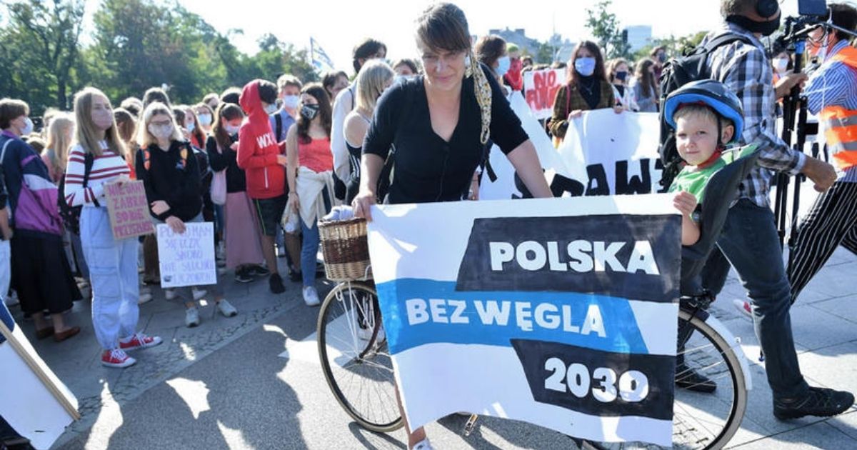 Młodzieżowy Strajk Klimatyczny na ulicach Warszawy.