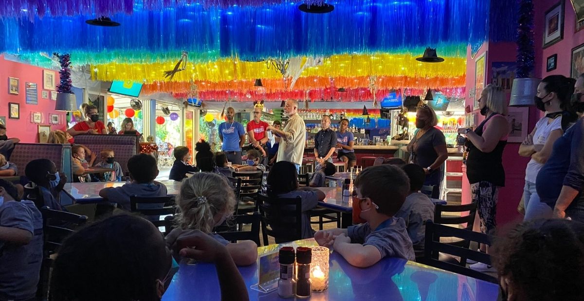 Wycieczka dzieci do baru dla gejów