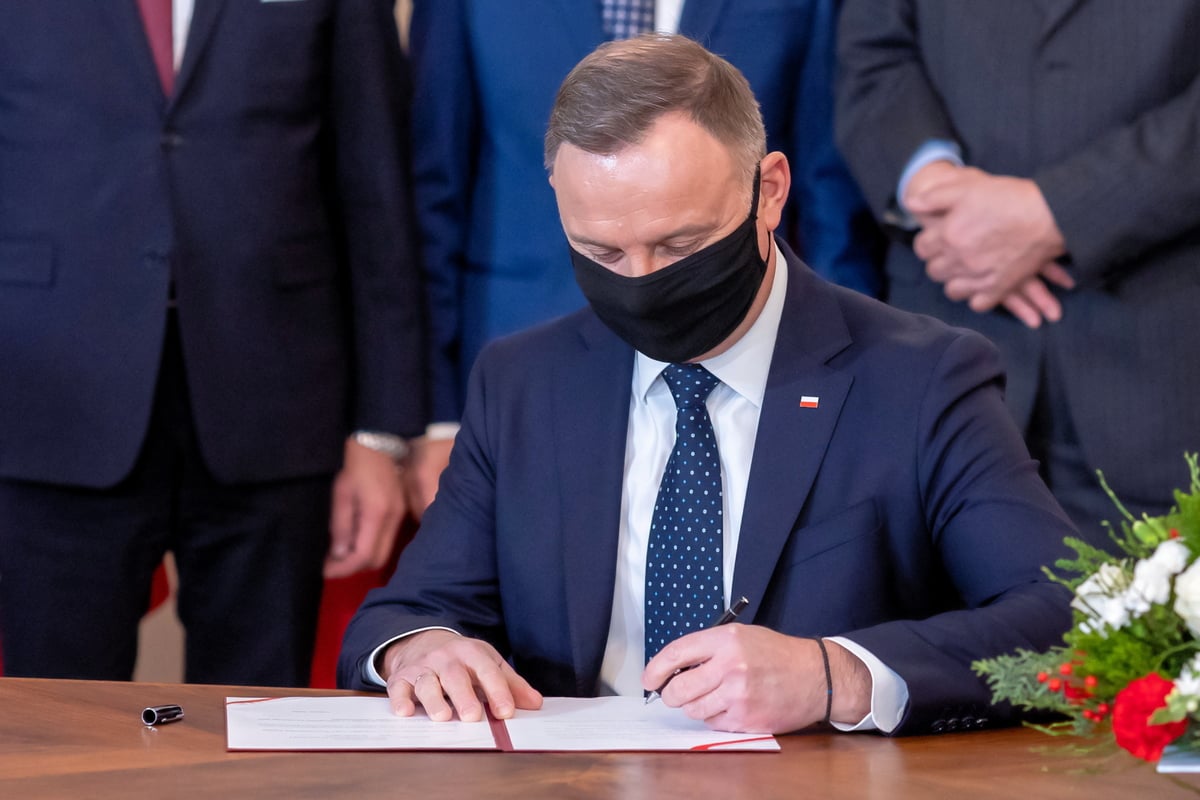 Prezydent Andrzej Duda podpisał ustawę o obniżeniu akcyzy