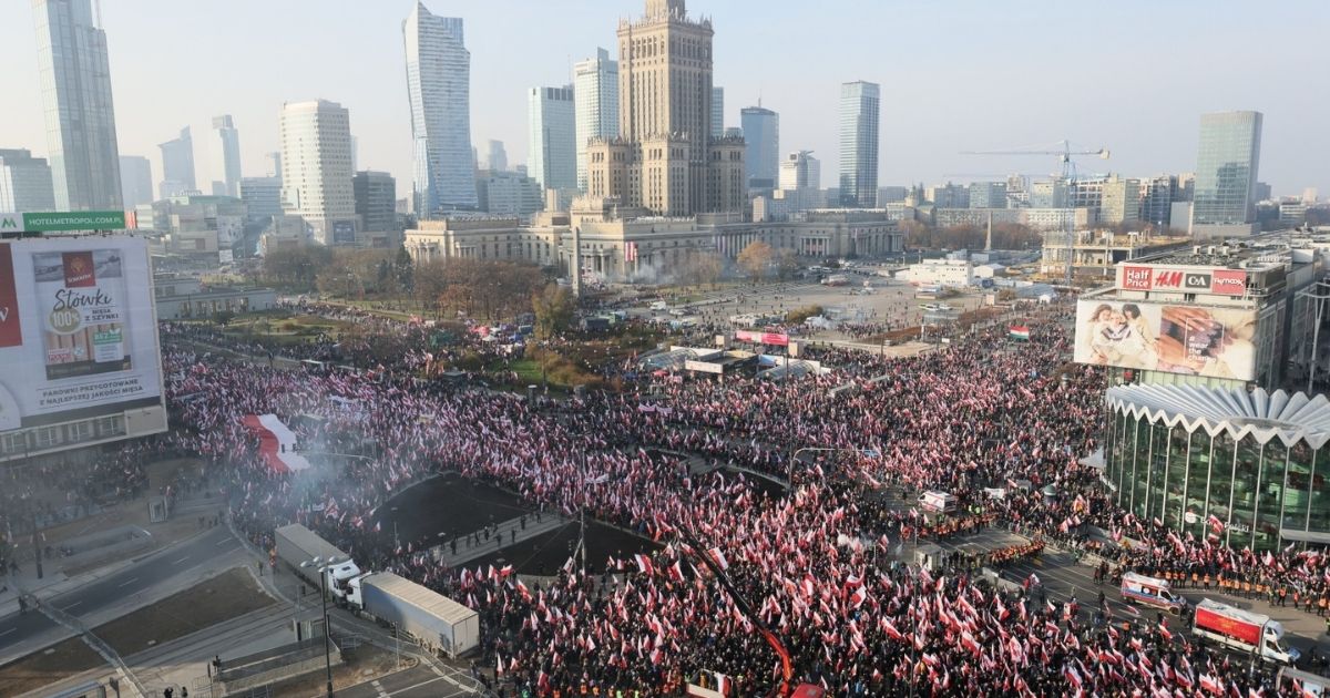 Uczestnicy Marszu Niepodległości na Rondzie Dmowskiego.