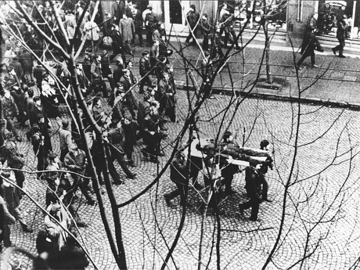 Grudzień 1970 w Gdyni: Ciało Zbyszka Godlewskiego niesione przez demonstrantów - Wikipedia