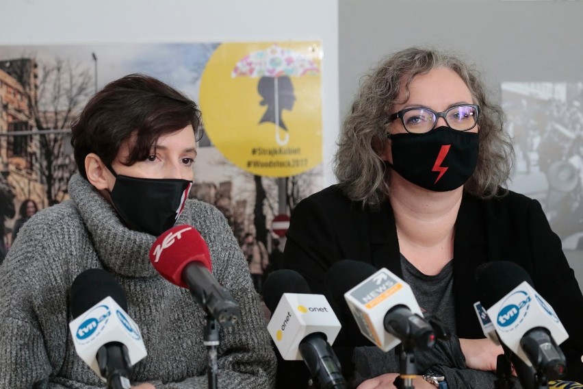 Klementyna Suchanow i Marta Lempart podczas konferencji prasowej