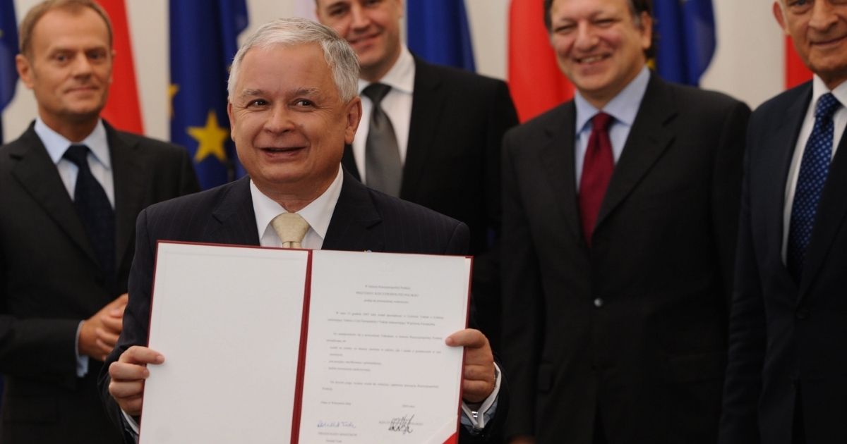 Lech Kaczyński prezentuje akt ratyfikacji Traktatu Lizbońskiego.