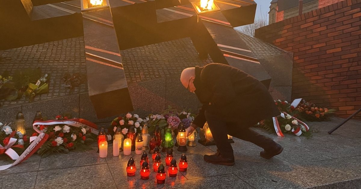 Pod pomnikiem Dziewięciu z Wujka koordynator katowicki w imieniu Rot Niepodległości wygłosił okolicznościowe oświadczenie po czym złożył kwiaty i zapalił symboliczny znicz pamięci.