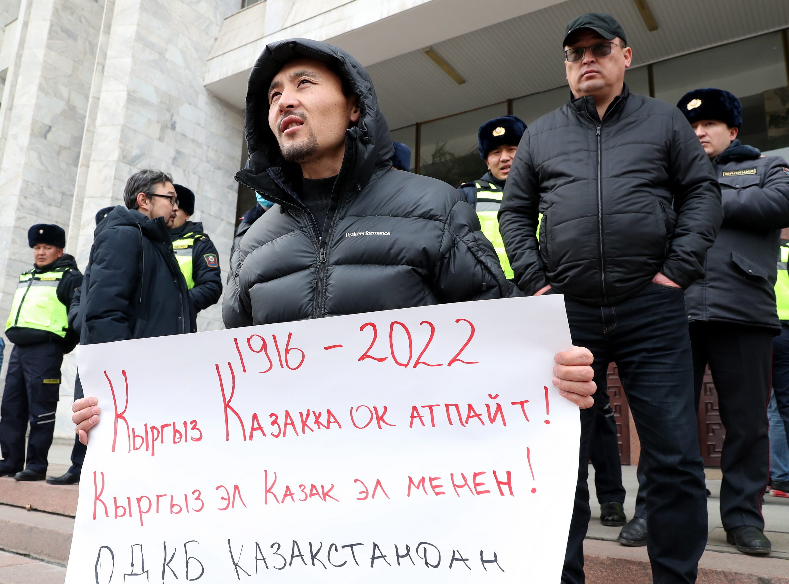 Против отправления. Жители Казахстана. Против чего протесты в Казахстане. Жители Казахстана против миротворцев. Страшные кадры с Казахстана.