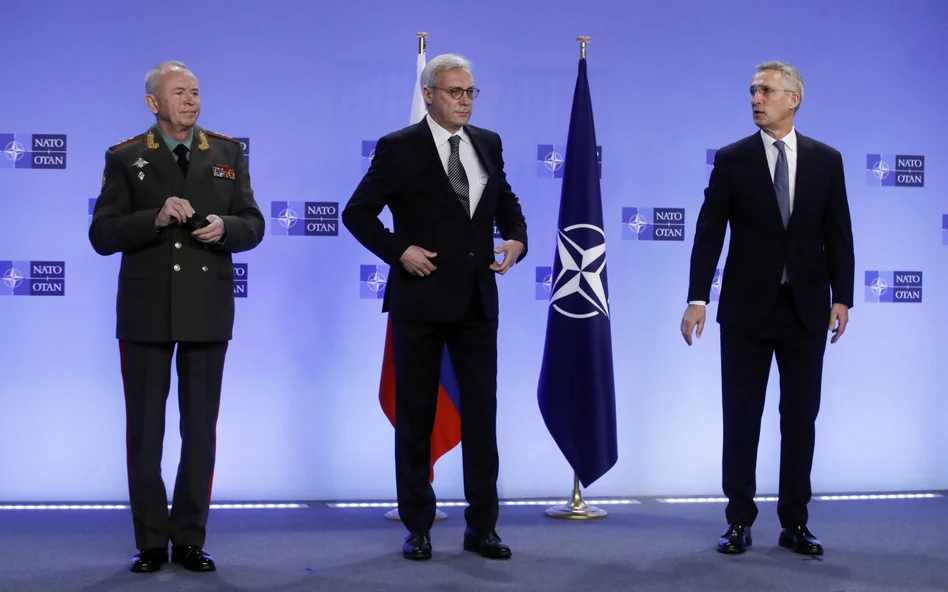 Od lewej wiceszef rosyjskiego MON , wiceminister spraw zagranicznych Rosji oraz sekretarz generalny NATO