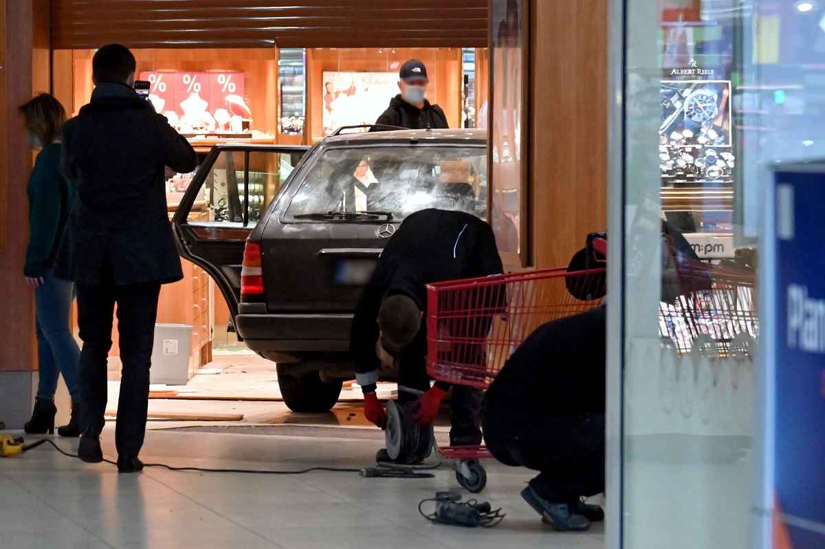 Miejsce napadu na jubilera w centrum handlowym w Szczecinie