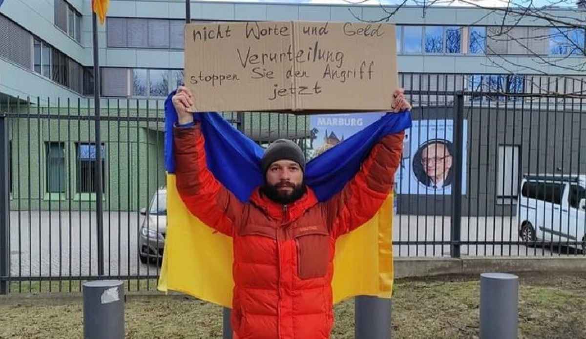 Strajkujący pod ambasadą Niemiec Igor z Charkowa