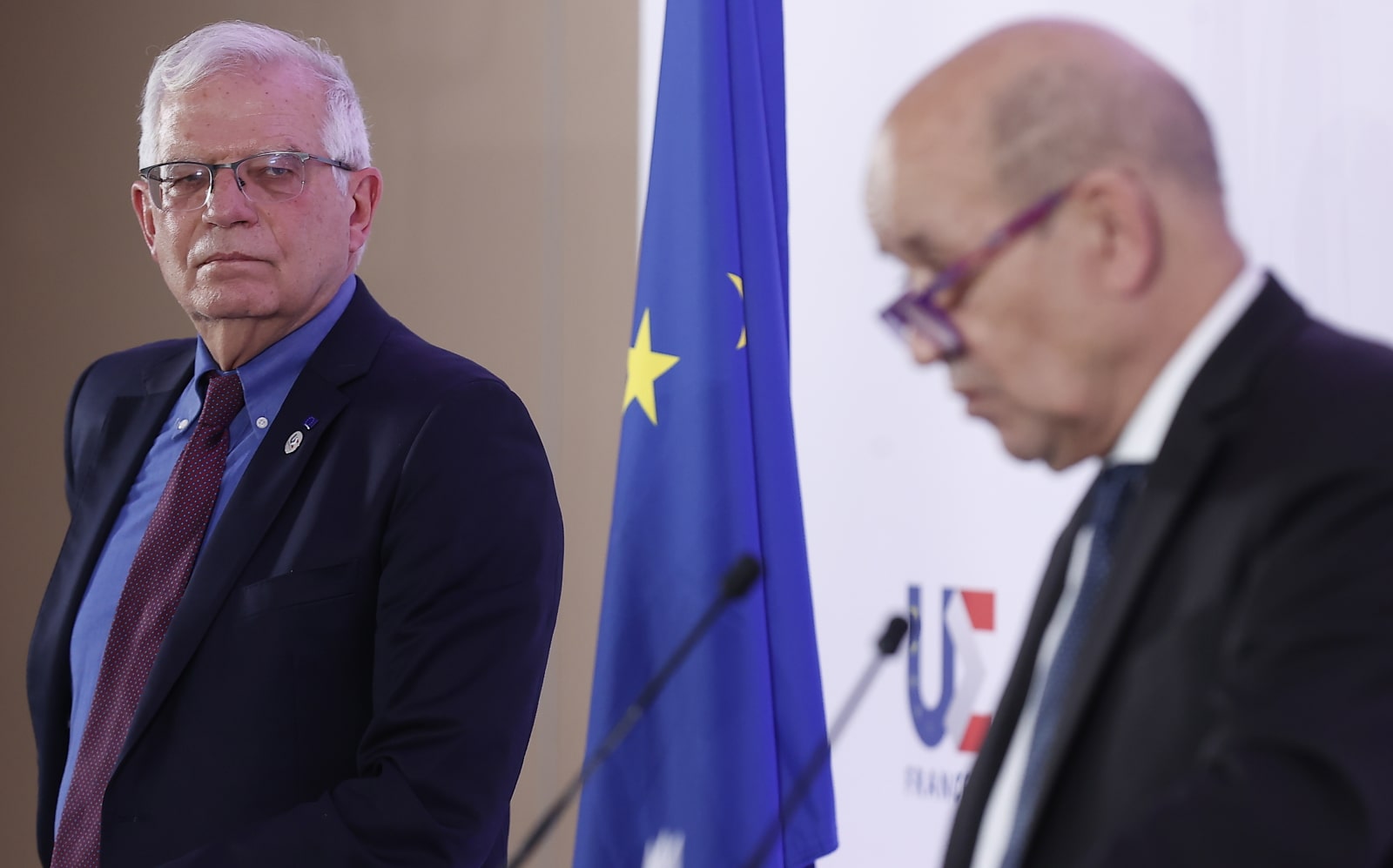 Minister spraw zagranicznych Francji Jean-Yves Le Drian (P) i Wysoki Przedstawiciel Unii Europejskiej do Spraw Zagranicznych i Polityki Bezpieczeństwa Josep Borrell (L) uczestniczą we wspólnej konferencji prasowej w Paryżu na temat kryzysu na Ukrainie.