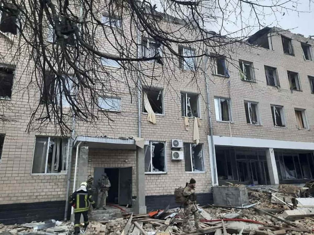 Zdjęcie udostępnione przez służby prasowe MSW Ukrainy pokazuje następstwa eksplozji w budynku jednostki wojskowej w Kijowie.