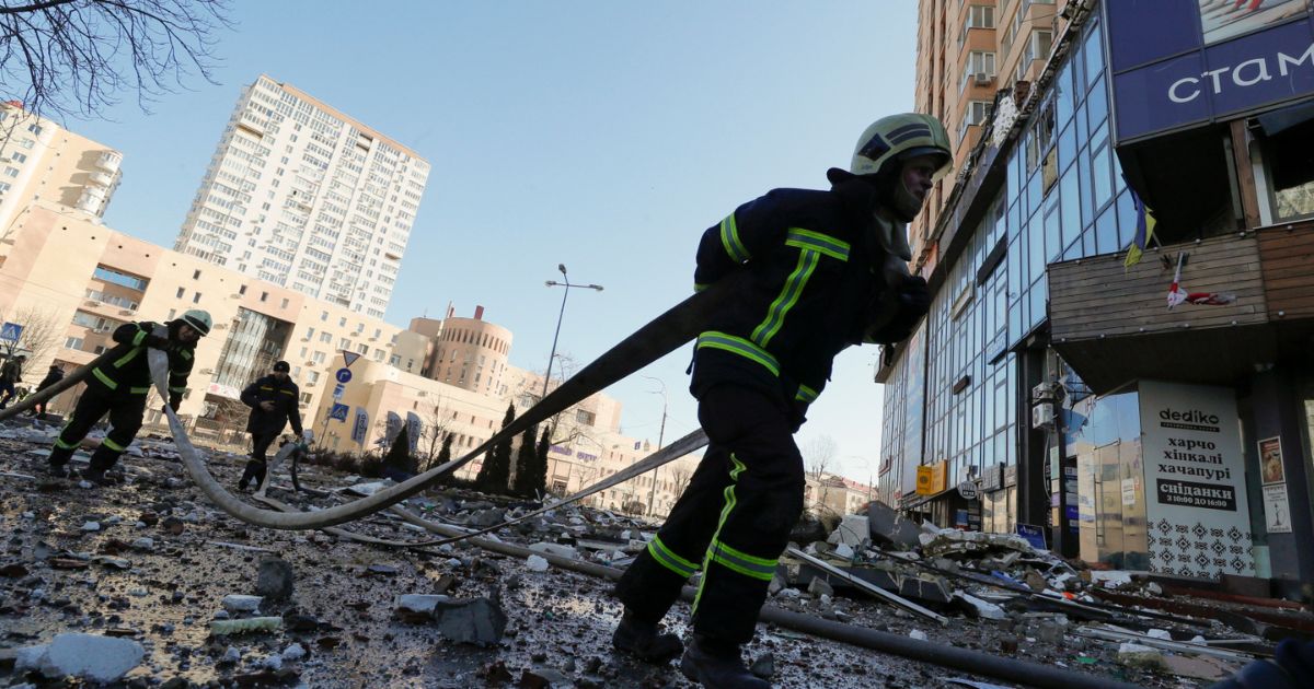Ukraińscy strażacy walczą z ogniem w wieżowcu, który ucierpiał w wyniku ostrzału w Kijowie.