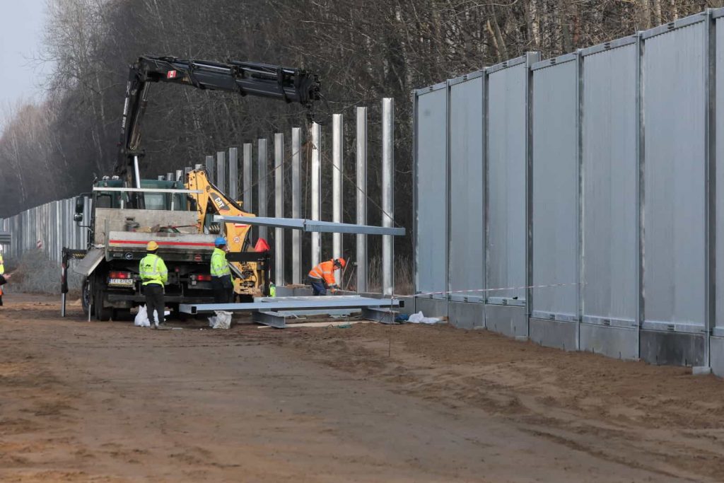 Budowa zapory granicznej w miejscowości Tołcze na Podlasiu.